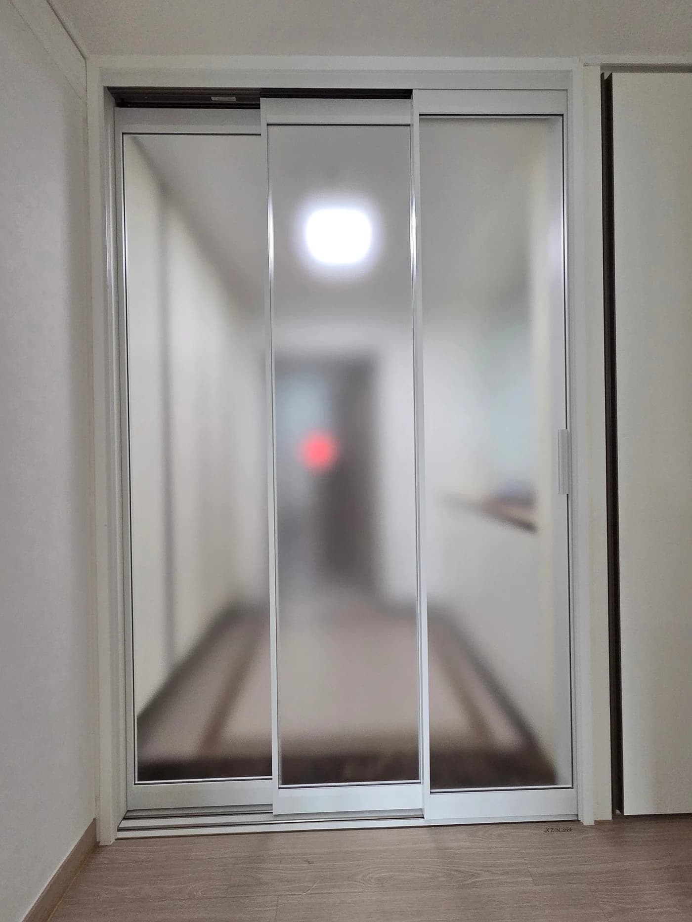 기존 중문을 교체한 화이트 프레임과 샤틴 유리 3연동