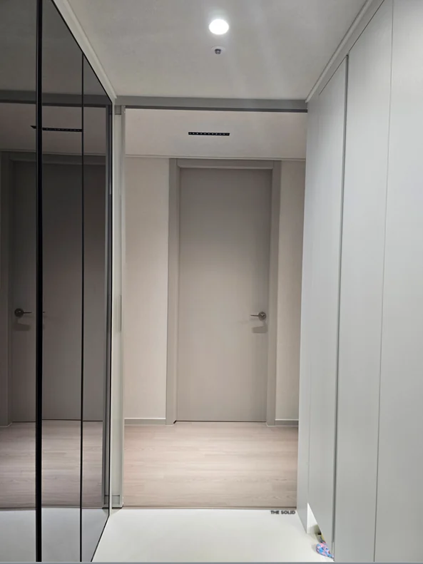 패브릭 유리 문을 옆으로 열어 확보한 통로