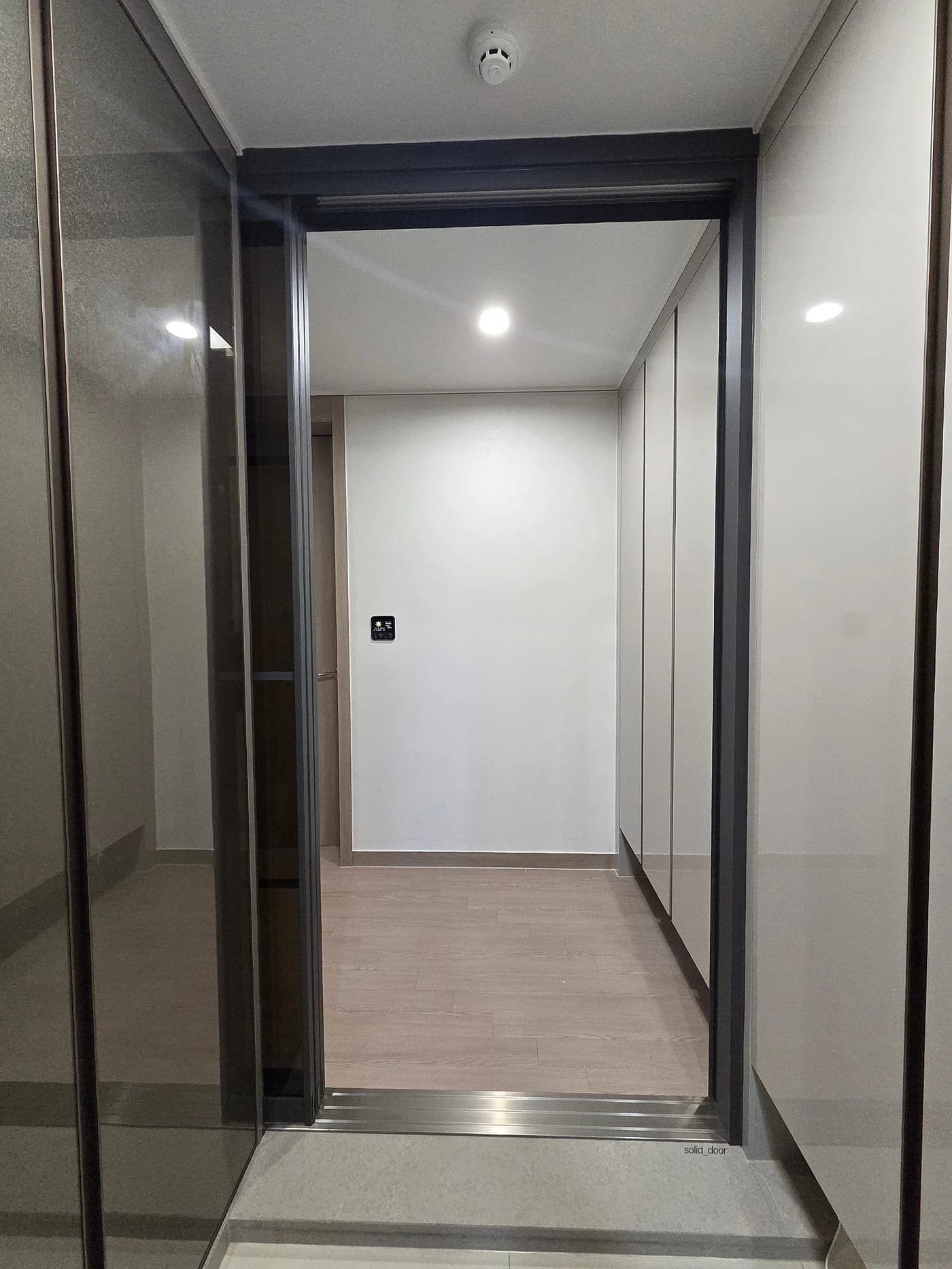 가벽 일부를 철거한 뒤 3연동 문을 열어 본 염주더샵 현관